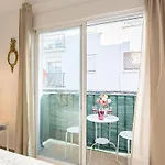Center E Apartment *