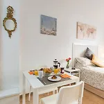 Center E Apartment